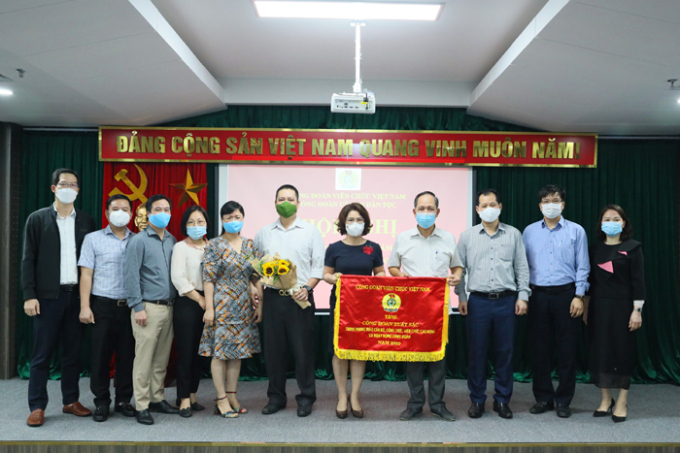 Đồng chí Nguyễn Thu Minh - Phó Bí thư Đảng ủy, Chánh Văn phòng Ban cán sự đảng UBDT trao Cờ thi đua xuất sắc của Công đoàn viên chức Việt Nam cho Công đoàn UBDT.