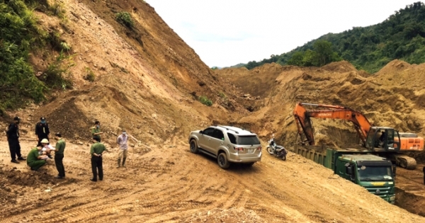 Bắt quả tang nhóm đối tượng khai thác quặng trái phép ở Hà Giang