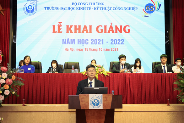 TS. Trần Hoàng Long - Phó Bí thư Đảng ủy, Hiệu trưởng Nhà trường phát biểu tại lễ khai giảng năm học mới 2021 - 2022.