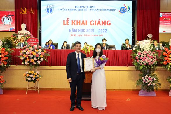 TS. Trần Hoàng Long – Hiệu trưởng Nhà trường tặng hoa và trao quyết định khen thưởng cho tân sinh viên thủ khoa đầu vào năm 2021.