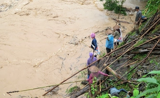 Vớt củi trên suối, hai bố con bị nước cuốn trôi