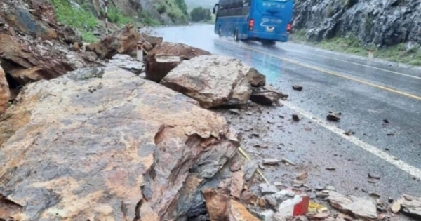 Mưa lớn ở Nghệ An gây sạt lở đất, ách tắc giao thông, 2 người bị nước cuốn trôi