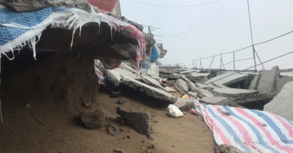 Nghệ An: Kè chắn sóng "tan hoang", sụt lún dọa "nuốt" ki ốt, cửa hàng ở thị xã Cửa Lò