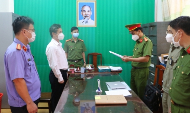 Khởi tố, tạm giam giám đốc và nguyên giám đốc Trung tâm giáo dục thường xuyên tỉnh Bình Phước