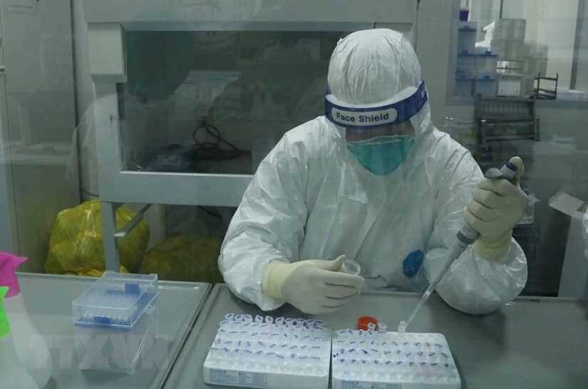 Xét nghiệm mẫu bệnh phẩm tại CDC Quảng Ninh