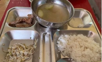 Xôn xao bữa ăn bán trú “không bắt mắt” của học sinh lớp 2 ở Huế