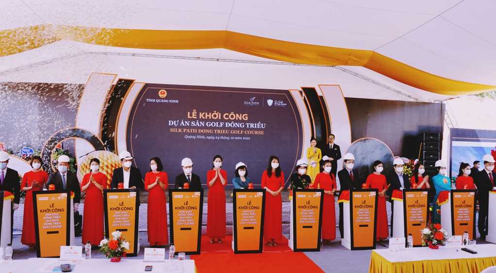 Các đại biểu thực hiện nghi thức nhấn nút khởi công dự án Sân golf Đông Triều.