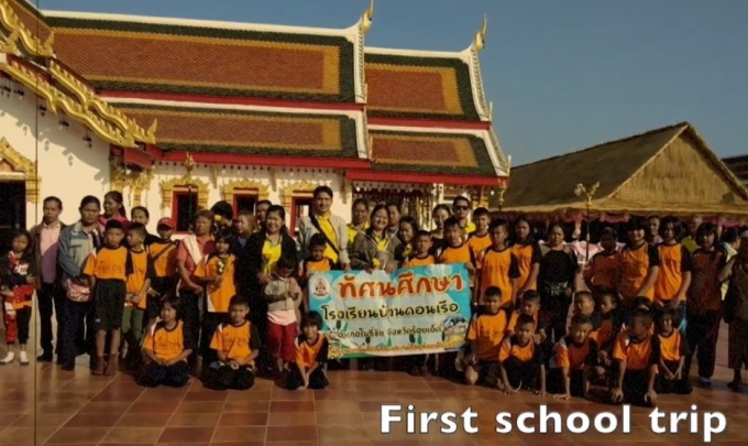 Thứ 6 hàng tuần Quỳnh cùng các em học sinh sẽ cùng đến chùa trong làng quét dọn giúp sư thầy và nghe kinh Phật