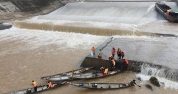 Đoàn công tác Sở GTVT mắc kẹt giữa đập tràn: Sự cố rủi ro đáng tiếc
