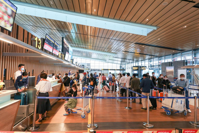 Hành khách làm thủ tục check-in tại Sân bay Vân Đồn