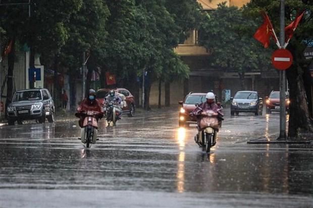Tại Hà Nội, bản đồ dự báo cho thấy khu vực ghi nhận nhiệt độ thấp nhất 20-21 độ C, cao nhất 23-24 độ C trong ngày 28/10. Mưa dông kéo dài cả ngày khiến người dân cảm nhận cái lạnh rõ rệt hơn.