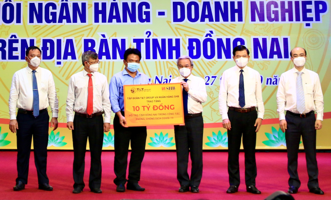 Đại diện Tập đoàn T&amp;amp;T Group và Ngân hàng SHB trao tặng Quỹ phòng, chống dịch Covid-19 tỉnh Đồng Nai 10 tỷ đồng.