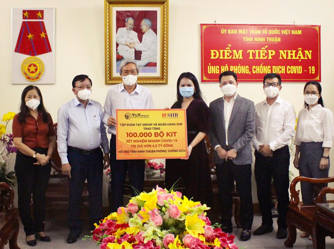 Đại diện Tập đoàn T&amp;amp;T Group và Ngân hàng SHB trao tặng tỉnh Ninh Thuận 100.000 bộ kit xét nghiệm test nhanh kháng nguyên SARS-CoV-2 BIOCREDIT COVID-19 Ag trị giá 4,5 tỷ đồng.