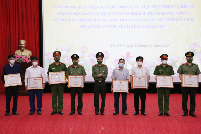 Nhân dịp này, 4 tập thể, 6 cá nhân có thành tích xuất sắc trong công tác bảo vệ an ninh Quốc gia và giữ gìn trật tự an toàn xã hội, đấu tranh phòng, chống tội phạm, vi phạm pháp luật khác trong ngành GD&amp;amp;ĐT được nhận Bằng khen của Chủ tịch UBND tỉnh Bắc Ninh.