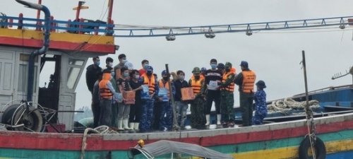 Cứu thành công 16 ngư dân gặp nạn trên biển