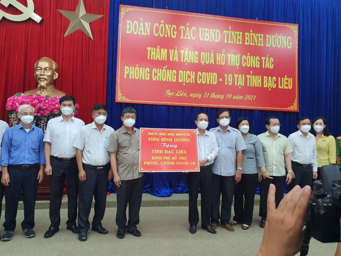 Chủ tịch UBND tỉnh Bình Dương, Võ Văn Minh tặng kinh phí hỗ trợ Bạc Liêu và cam kết sẽ tiêm vắc xin đầy đủ cho người lao động trở lại Bình Dương làm việc.