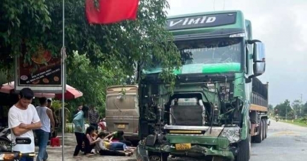Nghệ An: Xe đầu kéo húc xe chở khách, nhiều người nhập viện