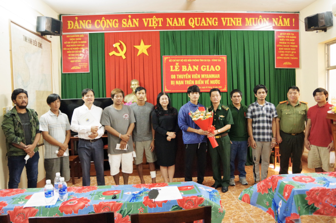 Bàn giao 08 ngư dân Myanmar cho đại diện ủy quyền Đại sứ quán Myanmar tại Việt Nam.