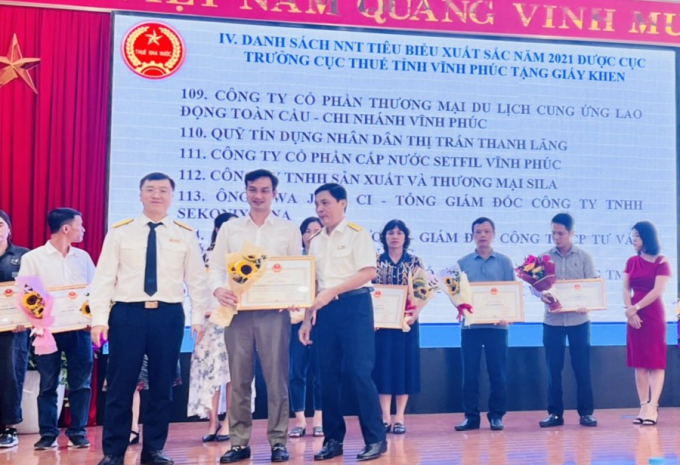 Giám đốc Trần Kim Sơn nhận Giáy khen của Cục thuế Vĩnh Phúc