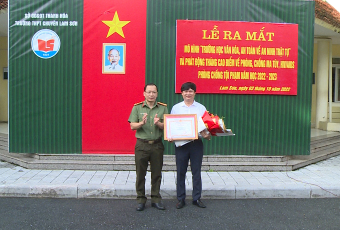 Trao giấy khen của Giám đốc Công an tỉnh cho trường THPT Chuyên Lam Sơn   về thành tích xuất sắc trong trào toàn dân bảo vệ ANTQ năm 2021.