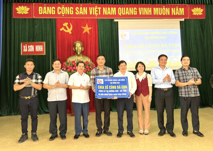 Câu lạc bộ Doanh nhân Lam Hồng tại Đồng Nai chia sẽ cùng bà con vùng lũ tại Hà Tĩnh.