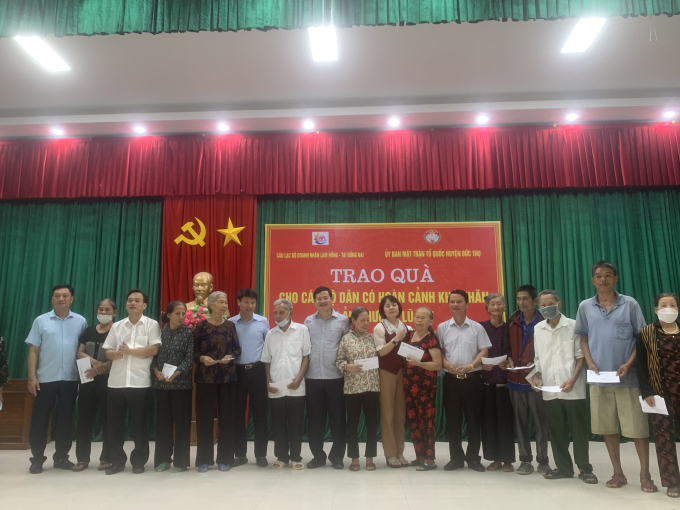 Nhân dân huyện Đức Thọ, Hà Tĩnh vui mừng nhận phận quà ý nghĩa từ các nhà hảo tâm.