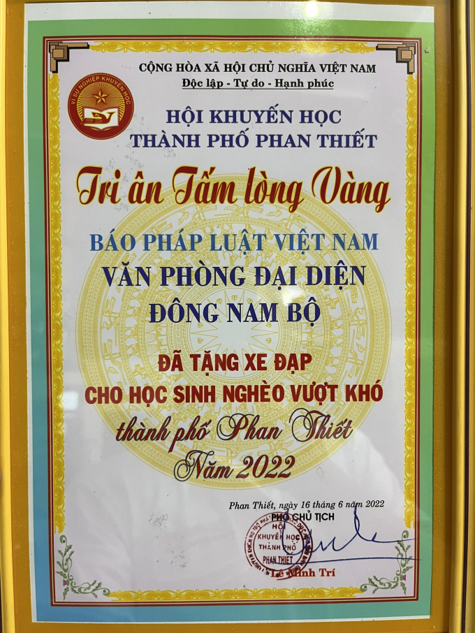 Báo Pháp luật Việt Nam tặng xe đạp cho học sinh nghèo vượt khó thành phố Phan Thiết