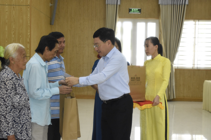 Ông Phạm Bình Minh Phó Thủ tướng Thường trực trao tặng quà cho giáo viên có hoàn cảnh khó khăn trên địa bàn huyện Long Điền