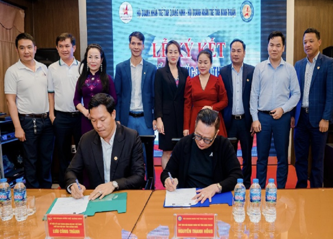 Ông Lưu Công Thành (ngồi-bìa trái) đại diện Hội doanh nghiệp trẻ Quảng Ninh ký kết hợp tác với đối tác.