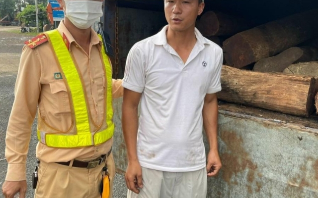 Đắk Lắk: Tạm giữ tài xế và xe tải chở gỗ không rõ nguồn gốc xuất xứ