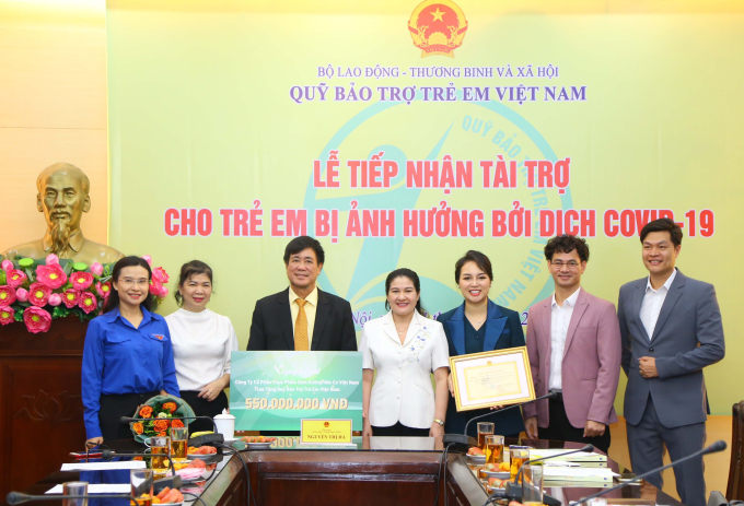 Vợ chồng doanh nhân Phạm Quang Trường và Nguyễn Thị Diễm Hằng phối hợp với quỹ bảo trợ trẻ em của Bộ LĐTB&amp;amp;XH trao số tiền 550 triệu đồng ủng hộ trẻ em.