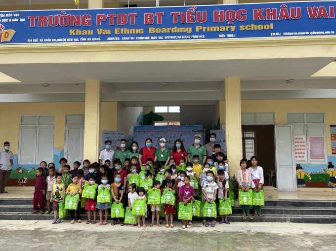 Doanh nhân Nguyễn Thị Diễm Hằng tặng quà cho học sinh nghèo vượt khó tại trường tiểu học Khâu Vai