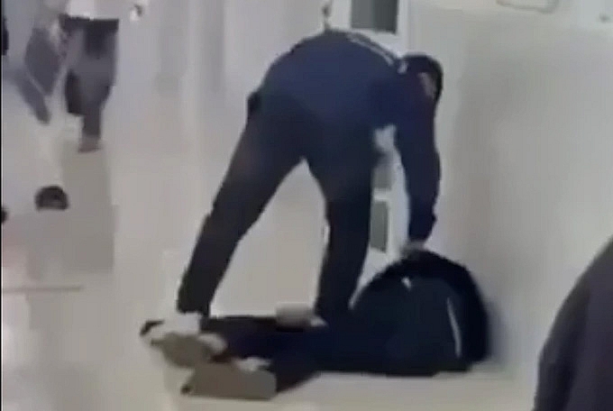 Nam sinh viên nằm gục sau khi bị đánh (Ảnh cắt từ clip)