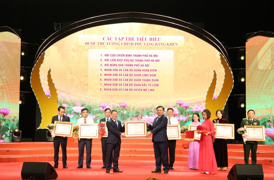 Bí thư Thành ủy Hà Nội Đinh Tiến Dũng trao Bằng khen của Thủ tướng Chính phủ cho các tập thể tiêu biểu thuộc TP Hà Nội.