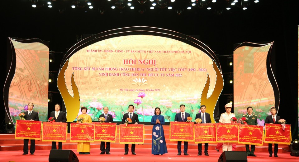 Phó Bí thư Thường trực Thành ủy Hà Nội Nguyễn Thị Tuyến trao Cờ thi đua của UBND TP Hà Nội cho các tập thể tiêu biểu. 