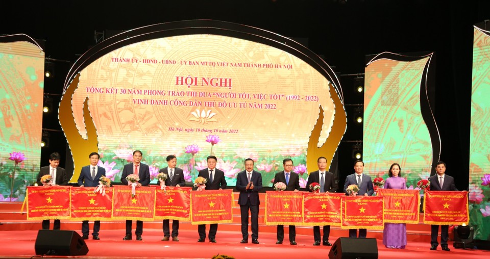 Chủ tịch UBND TP Hà Nội Trần Sỹ Thanh trao Cờ thi đua của UBND TP Hà Nội cho các tập thể. 