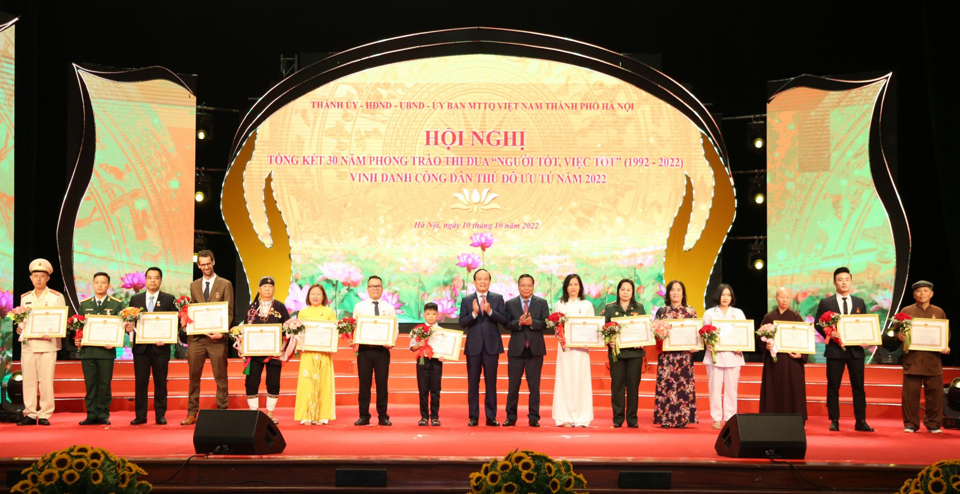 Chủ tịch HĐND TP Nguyễn Ngọc Tuấn và Phó Bí thư Thành ủy Nguyễn Văn Phong trao danh hiệu