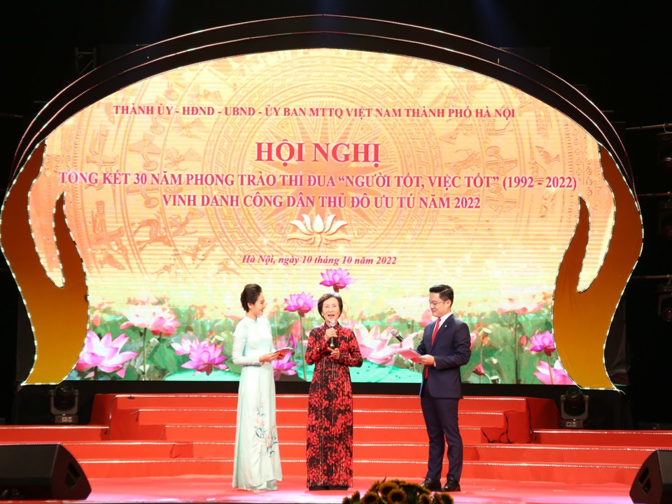 PGS, TS Bùi Thị An (Chủ tịch Hội Nữ trí thức TP Hà Nội) chia sẻ cảm xúc tại hội nghị sau khi đón nhận danh hiệu