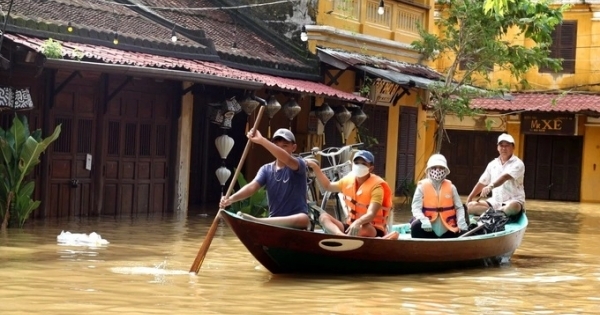 Phố cổ Hội An lại chìm trong biển lũ