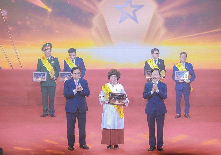 Thủ tướng Chính phủ Phạm Minh Chính trao danh hiệu Top 10 Doanh nhân Việt Nam tiêu biểu 2022 cho bà Thái Hương. Ảnh: Văn Ân.