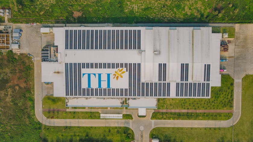 Pin mặt trời cung cấp nguồn năng lượng xanh cho một phần các hoạt động sản xuất tại các trang trại, nhà máy của TH tại Nghệ An. Ảnh: Minh Sơn