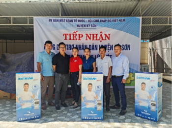Tân Á Đại Thành tặng bồn nước, máy lọc nước hỗ trợ người dân vùng lũ Nghệ An