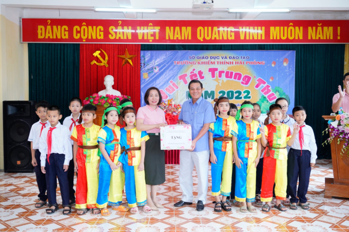 : Chủ tịch UBND thành phố Nguyễn Văn Tùng tặng quà cho cô và trò Trường Khiếm thính Hải Phòng.