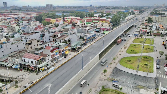 Cầu vượt 550 được khởi công đầu năm 2022 với số vốn 140 tỷ đồng tại Ngã tư 550 giao cắt Tỉnh lộ 743 và 743B thuộc TP Dĩ An và TP Thuận An.