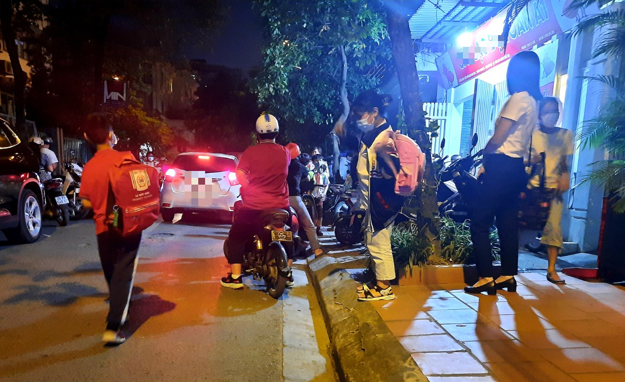 20 giờ, nhiều đoạn đường ở Hà Nội có các trung tâm luyện thi cũng ùn ứ do phụ huynh xếp hàng chờ đón con tan ca ở các lớp học thêm.