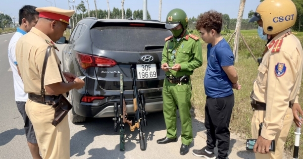 Bắc Giang: CSGT liên tiếp phát hiện các xe ô tô vận chuyển súng nén hơi PCP