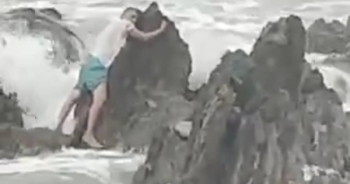 Nghệ An: Video giải cứu người đàn ông bị sóng biển cuốn lúc chụp ảnh