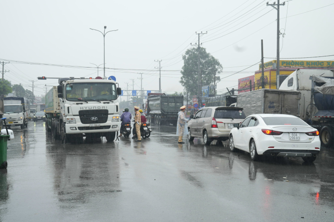 Lực lượng CSGT vất vả điều tiết giao thông dưới mưa và điều tra nguyên nhân vụ việc