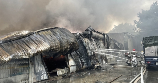 Hà Nội: Cháy lớn tại kho lán tạm khiến 1 bảo vệ tử vong