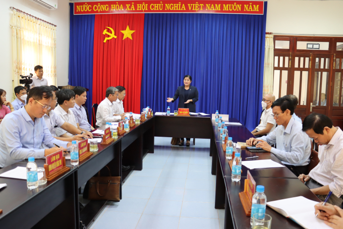 Chủ tịch UBND tỉnh Bình Phước Trần Tuệ Hiền cùng lãnh đạo các sở, ban, ngành và đơn vị liên quan tại buổi tiếp công dân. Ảnh: BBP